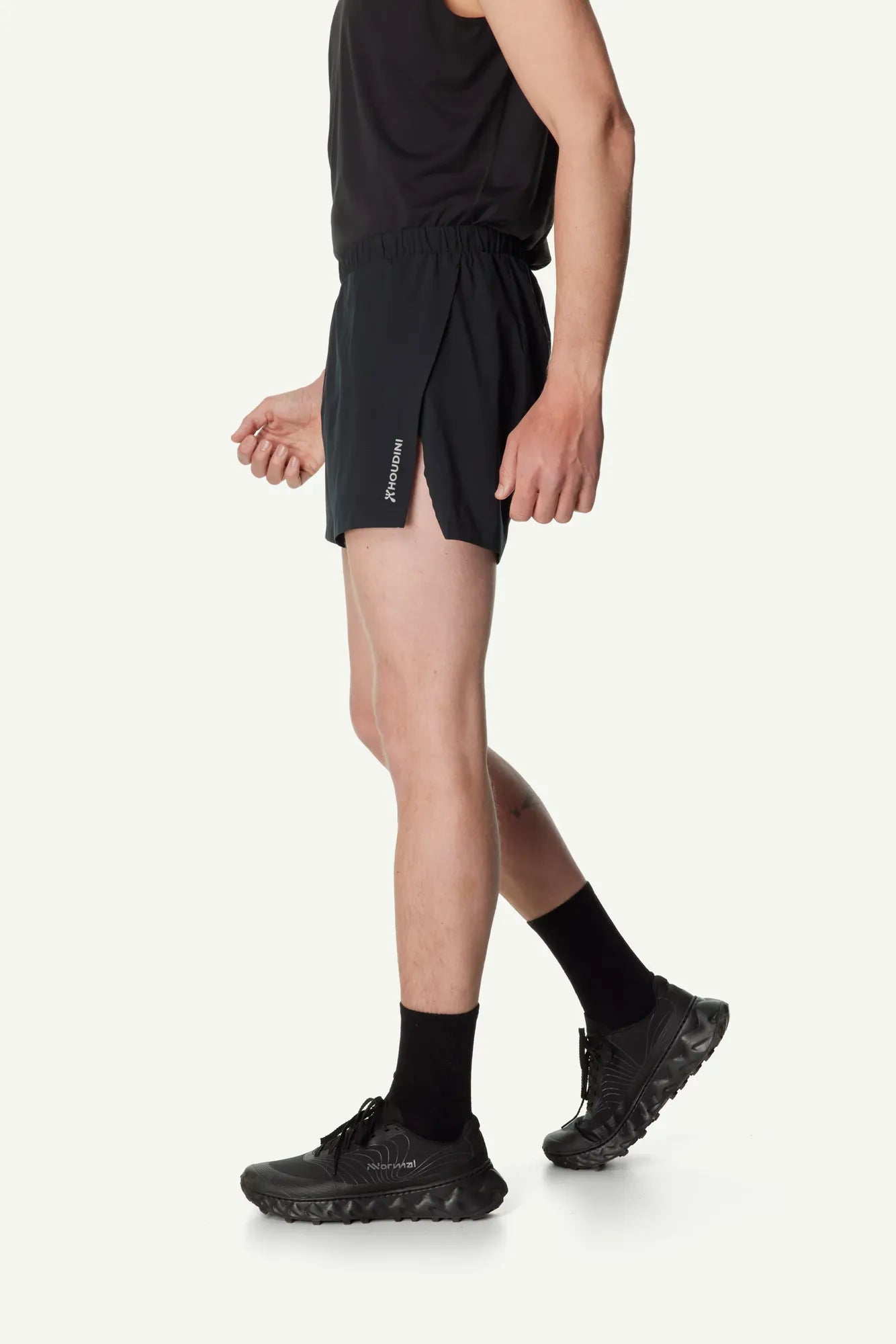 houdini-pace-m-s-split-shorts-herren-true-black-ultraleicht image 5