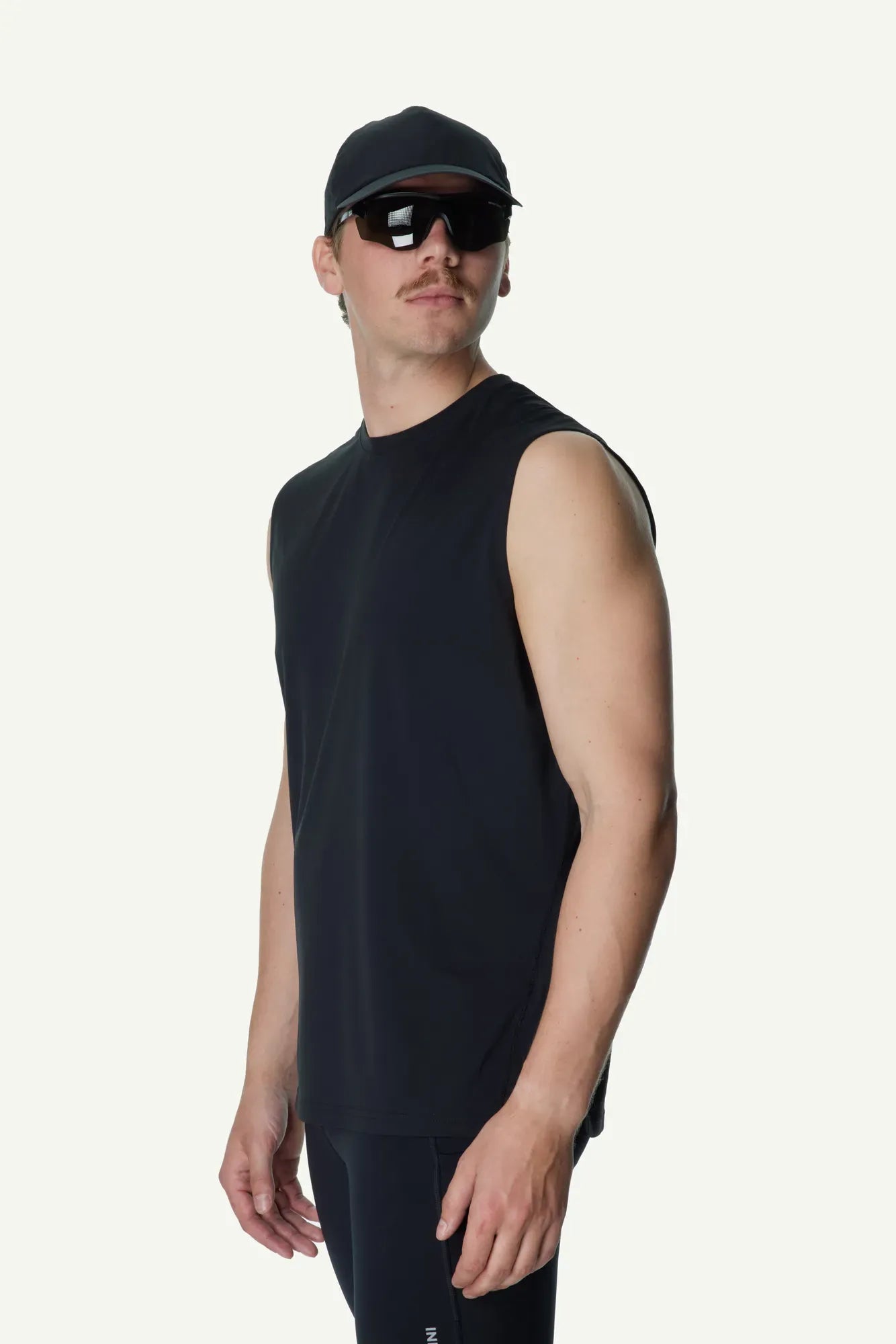 houdini-pace-air-tank-herren-tank-top-true-black-polyester image 2