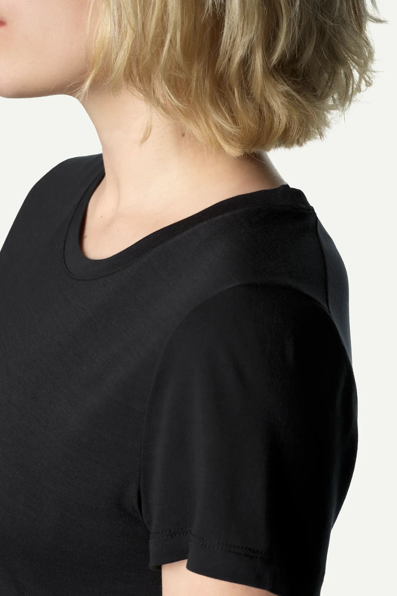 houdini-desoli-w-s-desoli-tee-damen-t-shirt-true-black-merinowolle image 8